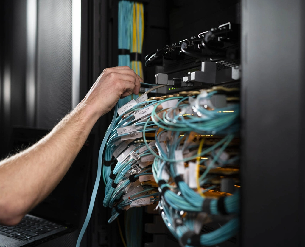Glasfaser-Patching in einem Rack bei Greenhouse Datacenters in Naaldwijk