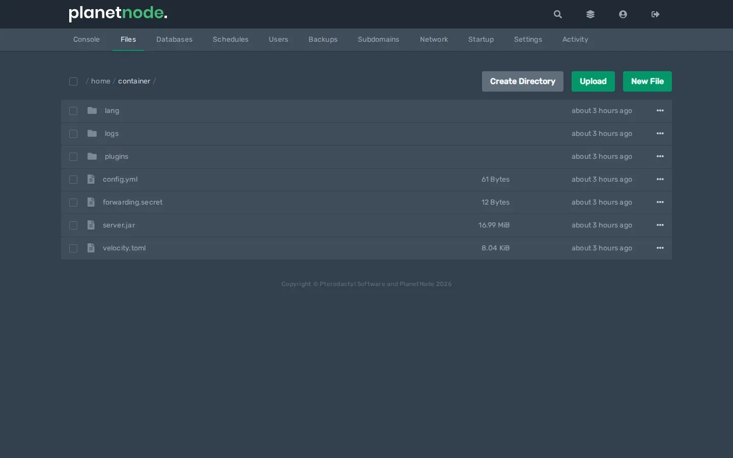 Het tabblad Files in het gamepanel met de knoppen Create Directory, Upload en New File.
